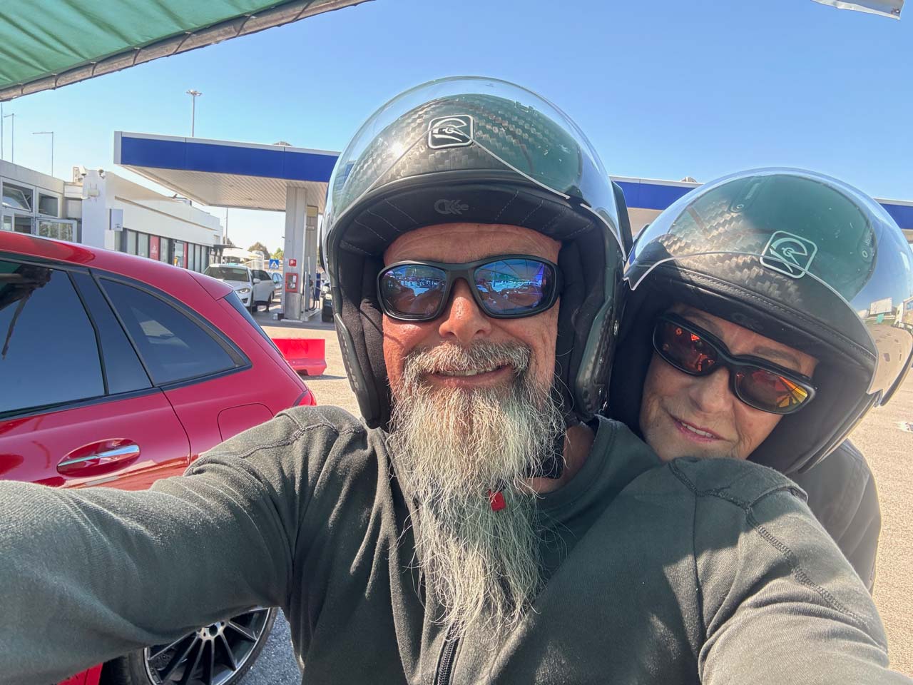 Uwe und Manu mit neuen Brillen auf Biketour